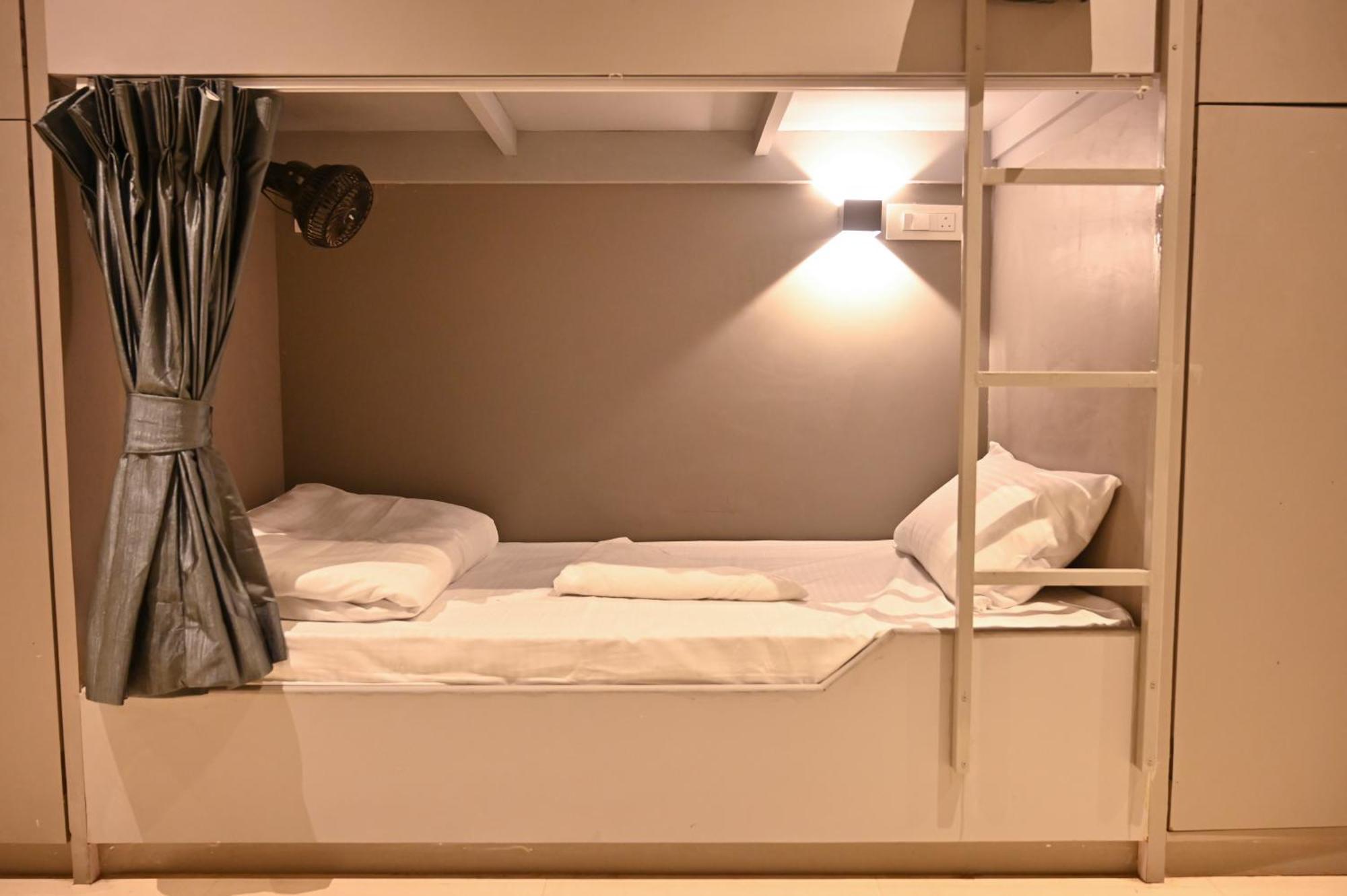 Bed & Bread Dormitory Bharuch Bagian luar foto